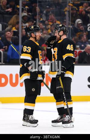 Dezember 2019; Boston, MA, USA; Brad Marchand (63) und Matt Grzelcyk (48) während des NHL-Hockeyspiels zwischen Montreal Canadiens und Boston Bruins im TD Garden. Anthony Nesmith/CSM(Credit Image: &Copy; Anthony Nesmith/CSM via ZUMA Wire) Stockfoto