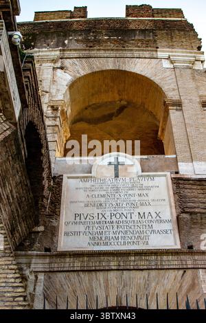 Rom, Italien; 03 15 2025; Eine Gedenktafel im römischen Kolosseum zum Gedenken an Papst Clemente XIV. Und Benedikt XIV. Rom, Italien; 03 15 2025; Rom Fiumicino 'Leon Stockfoto