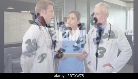 Beratung des medizinischen Teams an der Krankenstation, mit Tablet und Überprüfung der Plantafel Stockfoto