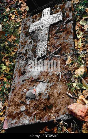 6. Mai 2019, Lalibela, Amhara, Äthiopien: Tote Blätter blasen über ein erhöhtes Kreuz, das auf einem mit Beton versiegelten Grab in der Nähe der Südgruppe der in Felsen gehauenen Kirchen in Lalibela, Äthiopien, platziert wurde. (Kreditbild: © Chuck David/VW Pics via ZUMA Wire) Stockfoto