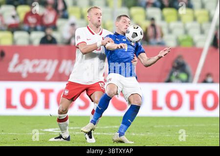 11. Oktober 2020, Danzig, Polen: Kamil Glik aus Polen (L) und Andrea Belotti aus Italien (R) werden während des Fußballspiels der UEFA Nations League zwischen Polen und Italien im Energa-Stadion in Danzig im Einsatz gesehen (Foto: © Mateusz Slodkowski/ZUMA Wire) Stockfoto