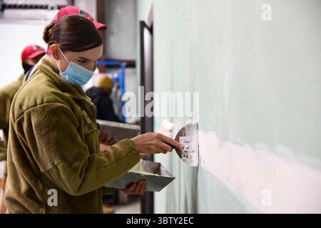 10. September 2020 – Eielson Air Force Base, Alaska, USA – Senior Airman Savannah Smith, ein 554th Rapid Engineer Deployable Heavy Operational Repair Squadron Engineers (RED HORSE) Structures Gesellen, bringt am 10. September 2020 eine Verbindung auf eine Gebäudewand auf der Eielson Air Force Base, Alaska, auf. Die 554th RED HORSE Squadron ist spezialisiert auf große Bauprojekte einschließlich Flugplätze, Einrichtungen und Vorfelder. Jerilyn Quintanilla (Foto: © U.S. Air Force/ZUMA Wire/ZUMAPRESS.com) Stockfoto