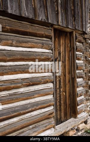 19. September 2020, Grand Teton National Park, Wyoming, Vereinigte Staaten: Detail der alten Holzscheune auf dem John Moulton Homestead in der Mormon Row im Grand Teton National Park mit den Tetons dahinter. Wyoming, USA. (Kreditbild: © Jon G. Fuller/VW Pics via ZUMA Wire) Stockfoto