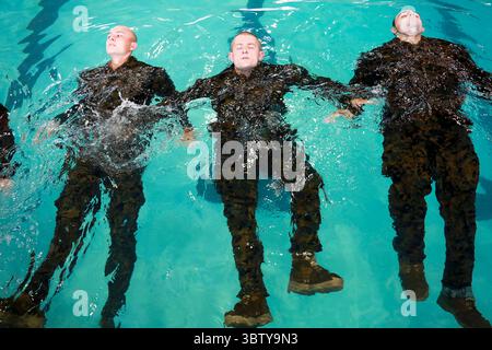 6. Oktober 2020 - Beaufort, South Carolina, USA - Rekruten bei Kilo Company, 3. Rekrutierungs-Bataillon, Abschluss der Schwimmqualifikation im Marine Corps Recruit Depot Parris Island, 6. Oktober. Die Qualifikation im Schwimmen ist eine Abschlusserklärung für Rekruten in der Ausbildung. (Kreditbild: © Bobby Yarbrough/USA Marines/ZUMA Wire/ZUMAPRESS.com) Stockfoto