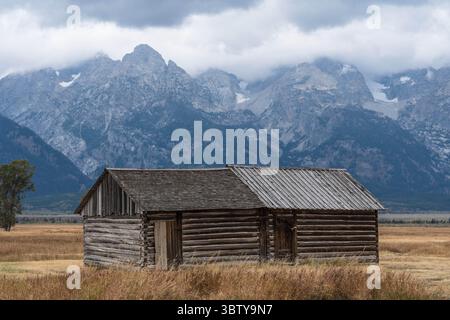 19. September 2020, Grand Teton National Park, Wyoming, Vereinigte Staaten: Das alte Holzlager auf dem John Moulton Homestead in der Mormon Row im Grand Teton National Park mit den Tetons dahinter. Wyoming, USA. (Kreditbild: © Jon G. Fuller/VW Pics via ZUMA Wire) Stockfoto
