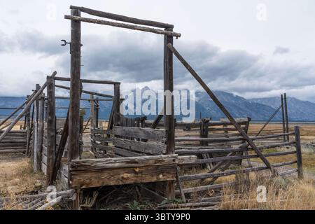 19. September 2020, Grand Teton National Park, Wyoming, Vereinigte Staaten: Die hölzerne Laderampe und Korralen auf dem John Moulton Homestead in der Mormon Row im Grand Teton National Park mit der Tetons Range dahinter. Wyoming, USA. (Kreditbild: © Jon G. Fuller/VW Pics via ZUMA Wire) Stockfoto