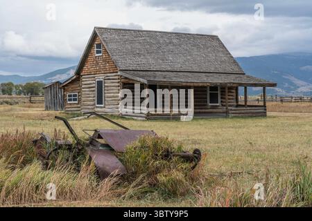 19. September 2020, Grand Teton National Park, Wyoming, Vereinigte Staaten: Alte Landmaschinen und das Blockhaus auf dem Andy Chambers Homestead in der Mormon Row im Grand Teton National Park in Wyoming, USA. (Kreditbild: © Jon G. Fuller/VW Pics via ZUMA Wire) Stockfoto