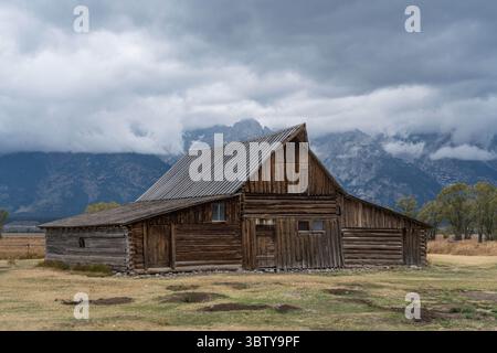 19. September 2020, Grand Teton National Park, Wyoming, Vereinigte Staaten: Die alte Holzscheune auf dem T.A. Moulton Homestead in der Mormon Row im Grand Teton National Park mit der Teton Range dahinter. Wyoming, USA. (Kreditbild: © Jon G. Fuller/VW Pics via ZUMA Wire) Stockfoto