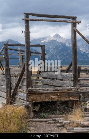 19. September 2020, Grand Teton National Park, Wyoming, Vereinigte Staaten: Die hölzerne Laderampe und Korralen auf dem John Moulton Homestead in der Mormon Row im Grand Teton National Park mit der Tetons Range dahinter. Wyoming, USA. (Kreditbild: © Jon G. Fuller/VW Pics via ZUMA Wire) Stockfoto