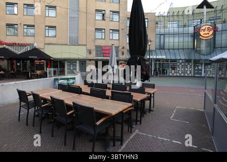 14. Oktober 2020, Amsterdam, Niederlande: Ein allgemeiner Blick auf die Terrasse mit Bars, cafÃ und Restaurants, die während der Coronavirus-Pandemie am 14. Oktober 2020 in Amsterdam, Niederlande geschlossen wurden. Der niederländische Premierminister Mark Rutte kündigte neue strengere Maßnahmen an, um neue Infektionen zu bekämpfen, alle Cafés, Bars und Restaurants müssen um 20:00 Uhr schließen, und in allen öffentlichen Räumen müssen Gesichtsmasken obligatorisch sein. (Kreditbild: © Paulo Amorim/VW Pics via ZUMA Wire) Stockfoto