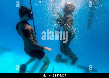 5. Oktober 2020 – Manama, Bahrain – Steven Susen, der Spezialist der US-Küstenwache für maritime Strafverfolgung der 2. Klasse, beobachtet Steven Simpson, den Electricianâ-Gefährten Steven Simpson, der beide Patrouilleneinheiten Südwestasien (PATFORSWA) zugeteilt ist, und führt an Bord der Marineschifffahrtsaktivität Bahrain, 5. Oktober, ein Wasserüberlebenstraining durch. PATFORSWA besteht aus sechs 110' Cuttern, dem Maritime Engagement Team, Unterstützungspersonal am Ufer und ist die größte Einheit der Küstenwache außerhalb der USA, die eine Schlüsselrolle bei der Unterstützung der Zusammenarbeit im Bereich der Sicherheit der Marine, der Sicherheit im Seeverkehr und des Schutzes der maritimen Infrastruktur spielt Stockfoto