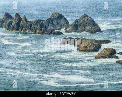 YACHATS, OREGON - 24. Juni 2025 - dramatische Meeresberge, die aus dem Pazifik entlang der felsigen Küste Oregons in der Nähe von Cape Perpetua auftauchen und coasta hervorheben Stockfoto