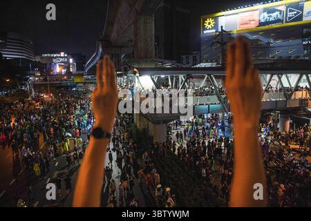 17. Oktober 2020, Bangkok, Thailand: Regierungsfeindliche Demonstranten halten während der Demonstration den drei-Finger-Gruß. Regierungsfeindliche Demonstranten nehmen an einer großen Demonstration Teil, die den Rücktritt des thailändischen Premierministers und die Reform der Monarchie nach einem von Premierminister Prayut Chan-o-cha ausgerufenen „Notstand“ fordert. (Credit Image: © Varuth Pongsapipatt/SOPA Images via ZUMA Wire) Stockfoto