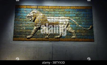 München - 22. juli 2018 - altes mesopotamisches Löwen-Basrelief, das das ischtar-Tor schmückt, bestehend aus bunten glasierten Ziegeln, in pergamon mus ausgestellt Stockfoto