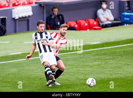 18. Oktober 2020, Bilbao, VIZCAYA, SPANIEN: Yeray Alvarez vom Athletic Club und Enis Bardhi von Levante während der spanischen Liga La Liga Santander, das Fußballspiel zwischen Athletic Club de Bilbao und Levante UD im San Mames Stadion am 18. Oktober 2020 in Bilbao, Spanien. (Bild: © Inigo Larreina/AFP7 via ZUMA Wire) Stockfoto