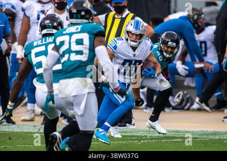 18. Oktober 2020, Jacksonville, Florida, USA: Der Detroit Lions Wide Receiver DANNY AMENDOLA (80) fährt an der Ecke Jacksonville Jaguars BRANDON WATSON (40) vorbei, nachdem er im vierten Quartal auf dem TIAA Bank Field in Jacksonville, Florida, den Fang gemacht hat. Die Detroit Lions besiegten 34 die Jacksonville Jaguars. (Kreditbild: © Michael Johnson/ZUMA Wire) Stockfoto