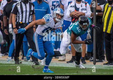 18. Oktober 2020, Jacksonville, Florida, USA: Der Detroit Lions Wide Receiver DANNY AMENDOLA (80) fährt an der Ecke Jacksonville Jaguars BRANDON WATSON (40) vorbei, nachdem er im vierten Quartal auf dem TIAA Bank Field in Jacksonville, Florida, den Fang gemacht hat. Die Detroit Lions besiegten 34 die Jacksonville Jaguars. (Kreditbild: © Michael Johnson/ZUMA Wire) Stockfoto