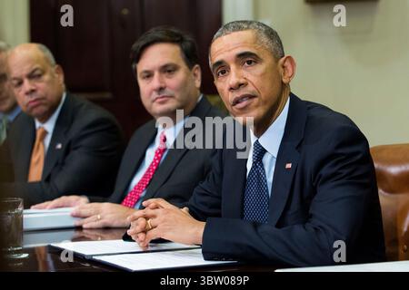 November 2014, Washington, District of Columbia, USA: DATEI â€” von links, Jeh Johnson, Minister für Heimatschutz, Ron Klain, Ebola-Response-Koordinator, sieht zu, wie US-Präsident Barack Obama während eines Treffens mit seinen nationalen Sicherheits- und Gesundheitsteams im Roosevelt Room des Weißen Hauses am 18. November 2014 in Washington DC mit den Medien spricht. Präsident Obama forderte den Kongress auf, 6,2 Milliarden US-Dollar an Notausgaben zur Bekämpfung von Ebola in Westafrika zu genehmigen (Credit Image: © Drew Angerer - Pool via CNP/CNP via ZUMA Wire Stockfoto