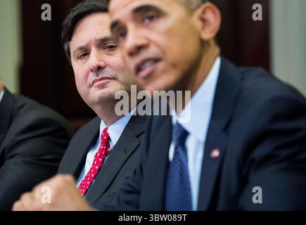 18. November 2014, Washington, District of Columbia, USA: DATEI â€” von links, Ron Klain, Ebola-Response-Koordinator, sieht zu, wie US-Präsident Barack Obama während eines Treffens mit seinen nationalen Sicherheits- und Gesundheitsteams im Roosevelt Room des Weißen Hauses am 18. November 2014 in Washington DC mit den Medien spricht. Präsident Obama forderte den Kongress auf, 6,2 Milliarden US-Dollar an Notausgaben zur Bekämpfung von Ebola in Westafrika zu genehmigen (Credit Image: © Drew Angerer - Pool via CNP/CNP via ZUMA Wire) Stockfoto