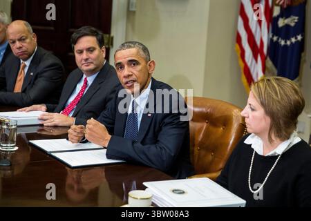 18. November 2014, Washington, District of Columbia, USA: DATEI â€” von links, Jeh Johnson, Minister für Heimatschutz, Ron Klain, Ebola Response Coordinator, schauen sich an, wie US-Präsident Barack Obama während eines Treffens mit seinen nationalen Sicherheits- und Gesundheitsteams im Roosevelt Room des Weißen Hauses am 18. November 2014 in Washington, DC, im Roosevelt Room spricht. Heimatschutzberater von Präsident Obama, schaut nach rechts. Präsident Obama forderte den Kongress auf, 6,2 Milliarden US-Dollar an Notausgaben zur Bekämpfung des Ebo zu genehmigen Stockfoto