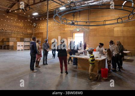 18. Oktober 2020, Tieton, Washington, USA: Freiwillige demonstrieren am Sonntag, den 18. Oktober 2020, wie man Zuckerschädel mit alfeÃ±ique im Mighty Tieton Warehouse in Tieton, Washington, herstellen kann. Die traditionellen mexikanischen Süßigkeiten werden bei der Tieton Arts & Humanities Dia de los Muertos Community Celebration geteilt, die jährlich stattfindet, um an verstorbene Freunde und Familienmitglieder zu erinnern und ihre spirituelle Reise zu unterstützen. (Foto: © Paul Christian Gordon/ZUMA Wire) Stockfoto