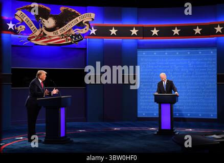 22. Oktober 2020, Nashville, Tennessee, USA: Der republikanische Präsidentschaftskandidat DONALD TRUMP spricht während der abschließenden Präsidentschaftsdebatte mit dem ehemaligen Vizepräsidenten JOE BIDEN der Demokraten auf dem Campus der Belmont University in Nashville. (Bild: © Kevin Dietsch-Pool/CNP via ZUMA Wire) Stockfoto