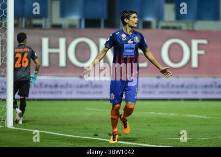 24. Oktober 2020, Bangkok, Thailand: Sergio Suarez vom Port FC feiert ein Tor während des Spiels der Thai League 2020 zwischen Port FC und PT Prachuap F.C. im Leo Stadium. (Kreditbild: © Amphol Thongmueangluang/SOPA Images via ZUMA Wire) Stockfoto