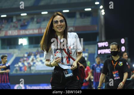 24. Oktober 2020 in Bangkok, Thailand: Der Vorsitzende des FC Port, Nualphan Lamsam, der während des Spiels der Thai League 2020 zwischen Port FC und PT Prachuap F.C. im Leo Stadium zu sehen war. (Kreditbild: © Amphol Thongmueangluang/SOPA Images via ZUMA Wire) Stockfoto