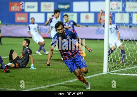 24. Oktober 2020, Bangkok, Thailand: Adisak Kraisorn vom Port FC feiert ein Tor während des Spiels der Thai League 2020 zwischen Port FC und PT Prachuap F.C. im Leo Stadium. (Kreditbild: © Amphol Thongmueangluang/SOPA Images via ZUMA Wire) Stockfoto
