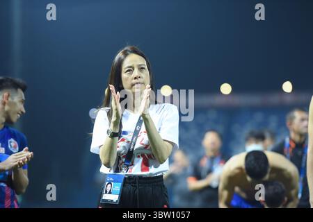 24. Oktober 2020 in Bangkok, Thailand: Der Vorsitzende des FC Port, Nualphan Lamsam, der während des Spiels der Thai League 2020 zwischen Port FC und PT Prachuap F.C. im Leo Stadium zu sehen war. (Kreditbild: © Amphol Thongmueangluang/SOPA Images via ZUMA Wire) Stockfoto