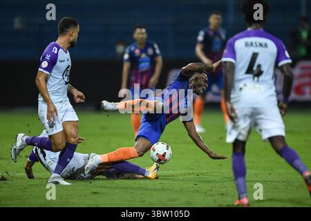 24. Oktober 2020, Bangkok, Thailand: Heberty Fernandes (C) von Port FC im Spiel der Thai League 2020 zwischen Port FC und PT Prachuap F.C. im Leo Stadium. (Kreditbild: © Amphol Thongmueangluang/SOPA Images via ZUMA Wire) Stockfoto