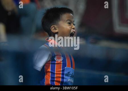 24. Oktober 2020, Bangkok, Thailand: Port FC Fanjubel während des Spiels der Thai League 2020 zwischen Port FC und PT Prachuap F.C. im Leo Stadium. (Kreditbild: © Amphol Thongmueangluang/SOPA Images via ZUMA Wire) Stockfoto