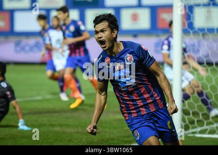 24. Oktober 2020, Bangkok, Thailand: Adisak Kraisorn vom Port FC feiert ein Tor während des Spiels der Thai League 2020 zwischen Port FC und PT Prachuap F.C. im Leo Stadium. (Kreditbild: © Amphol Thongmueangluang/SOPA Images via ZUMA Wire) Stockfoto