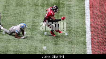 25. Oktober 2020, Atlanta, GA, USA: Falcons Running Back Todd Gurley rutscht vor dem Lions-Verteidiger will Harris aus und vergeblich, um die Endzone zu stoppen und nicht zu treffen, um die letzten Minuten der Uhr im vierten Quartal eines NFL-Fußballspiels am Sonntag, 25. Oktober 2020 in Atlanta zu kontrollieren. Gurley brach das Flugzeug für einen Touchdown für einen 20-16er Vorsprung und die Falcons fügten die 2-Punkte-Konvertierung hinzu, um den Vorsprung auf 22-16 zu verlängern, ließen aber genug Zeit für die Lions, um den Touchdown zu gewinnen und einen Extrapunkt zu gewinnen, um die Falcons mit 23:22 zu schlagen. (Kreditbild: © TNS via ZUMA Wire) Stockfoto