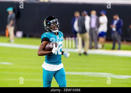 28. Oktober 2020, USA: Jacksonville Jaguars Receiver Dede Westbrook wärmt sich vor dem Spiel gegen die Miami Dolphins auf dem TIAA Bank Field in Jacksonville, Florida, Donnerstag, 24. September 2020 auf. (Kreditbild: © TNS via ZUMA Wire) Stockfoto