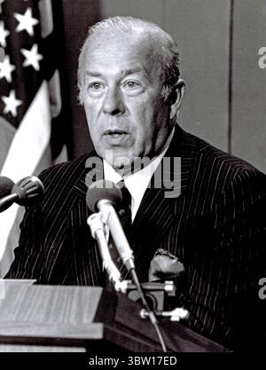 20. August 1982, Washington, District of Columbia, USA: US-Außenminister George P. Shultz hält seine erste offizielle Pressekonferenz am 20. August 1982 in Washington, DC. Shultz beschreibt die militärische Beteiligung der USA an der PLO-Evakuierung Beiruts (Bild: © Arnie Sachs - CNP/CNP via ZUMA Wire) Stockfoto