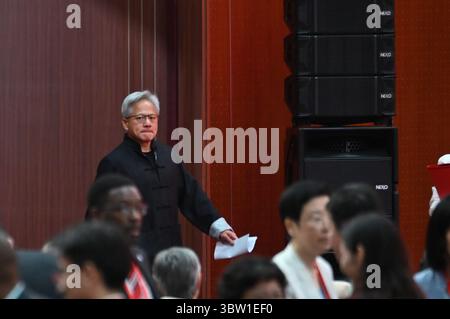 Peking, China. Juli 2025. Jensen Huang, CEO von Nvidia, nimmt an der Eröffnung der International Supply Chain Fair Teil. Ab diesem Mittwoch stellen unter anderem Unternehmen aus den Bereichen saubere Energie, digitale Technologie und Supply Chain Services ihre Produkte in Peking aus. Quelle: Johannes Neudecker/dpa/Alamy Live News Stockfoto
