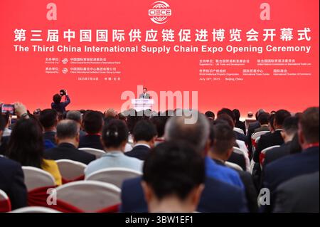 Peking, China. Juli 2025. He Lifeng, Chinas Vize-Premier, spricht bei der Eröffnung der International Supply Chain Fair. Ab diesem Mittwoch stellen unter anderem Unternehmen aus den Bereichen saubere Energie, digitale Technologie und Supply Chain Services ihre Produkte in Peking aus. Quelle: Johannes Neudecker/dpa/Alamy Live News Stockfoto