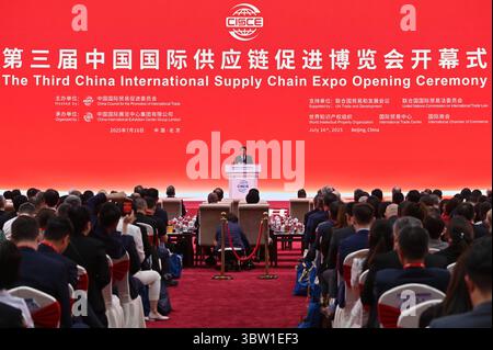 Peking, China. Juli 2025. He Lifeng, Chinas Vize-Premier, spricht bei der Eröffnung der International Supply Chain Fair. Ab diesem Mittwoch stellen unter anderem Unternehmen aus den Bereichen saubere Energie, digitale Technologie und Supply Chain Services ihre Produkte in Peking aus. Quelle: Johannes Neudecker/dpa/Alamy Live News Stockfoto