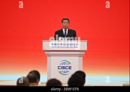 Peking, China. Juli 2025. He Lifeng, Chinas Vize-Premier, spricht bei der Eröffnung der International Supply Chain Fair. Ab diesem Mittwoch stellen unter anderem Unternehmen aus den Bereichen saubere Energie, digitale Technologie und Supply Chain Services ihre Produkte in Peking aus. Quelle: Johannes Neudecker/dpa/Alamy Live News Stockfoto