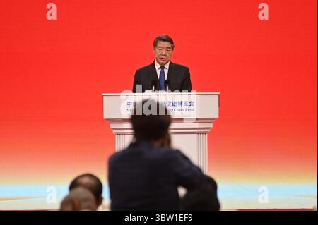 Peking, China. Juli 2025. He Lifeng, Chinas Vize-Premier, spricht bei der Eröffnung der International Supply Chain Fair. Ab diesem Mittwoch stellen unter anderem Unternehmen aus den Bereichen saubere Energie, digitale Technologie und Supply Chain Services ihre Produkte in Peking aus. Quelle: Johannes Neudecker/dpa/Alamy Live News Stockfoto