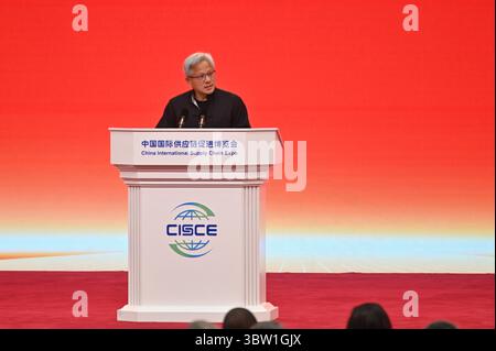 Peking, China. Juli 2025. Jensen Huang, CEO von Nvidia, spricht bei der Eröffnung der International Supply Chain Fair. Ab diesem Mittwoch stellen unter anderem Unternehmen aus den Bereichen saubere Energie, digitale Technologie und Supply Chain Services ihre Produkte in Peking aus. Quelle: Johannes Neudecker/dpa/Alamy Live News Stockfoto