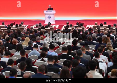 Peking, China. Juli 2025. Jensen Huang, CEO von Nvidia, spricht bei der Eröffnung der International Supply Chain Fair. Ab diesem Mittwoch stellen unter anderem Unternehmen aus den Bereichen saubere Energie, digitale Technologie und Supply Chain Services ihre Produkte in Peking aus. Quelle: Johannes Neudecker/dpa/Alamy Live News Stockfoto