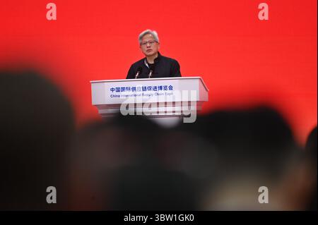 Peking, China. Juli 2025. Jensen Huang, CEO von Nvidia, spricht bei der Eröffnung der International Supply Chain Fair. Ab diesem Mittwoch stellen unter anderem Unternehmen aus den Bereichen saubere Energie, digitale Technologie und Supply Chain Services ihre Produkte in Peking aus. Quelle: Johannes Neudecker/dpa/Alamy Live News Stockfoto