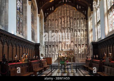 Chapel of All Souls College, Oxford University, erbaut in den 1400er Jahren und in der viktorianischen Zeit restauriert, mit komplizierten Skulpturen von Heiligen und Mond Stockfoto
