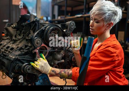 Mechanischer Fixiermotor mit Innengewinde in der Werkstatt Stockfoto