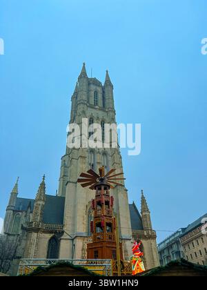 Bezaubernder Holzturm mit Windmühle mit Blick auf den festlichen weihnachtsmarkt in Gent Stockfoto