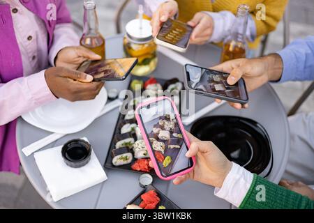 Freunde, Die Sushi Zusammen Fotografieren Stockfoto