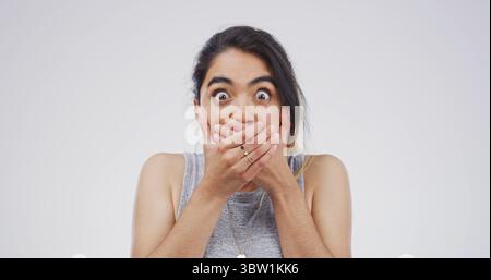 Verängstigt, Porträt und Frau mit Schock im Studio für überraschende Enthüllungen, schlechte Nachrichten und überwältigt. Mockup, Zeuge und Person decken den Mund mit Angst Stockfoto