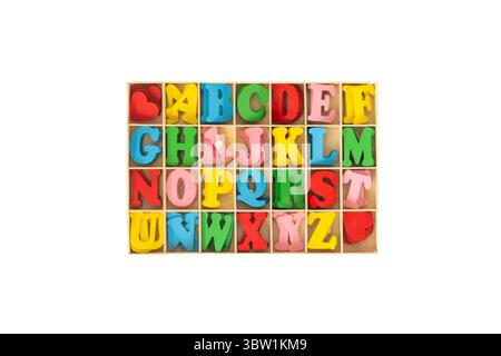 Bunte Buchstaben aus Holz in Box für die Bildung von Kindern Stockfoto